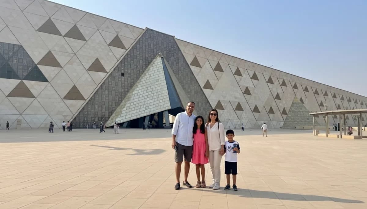Besuch im modernen Museum nahe den Pyramiden Familie vor dem Grand Egyptian Museum in Kairo