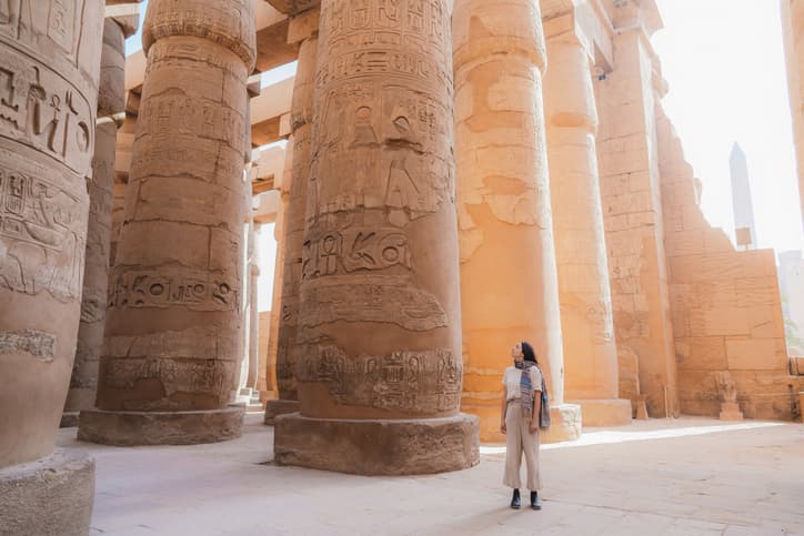 Templo de Karnak Una turista camina entre los pilares de la Gran Sala Hipóstila del Templo de Karnak.