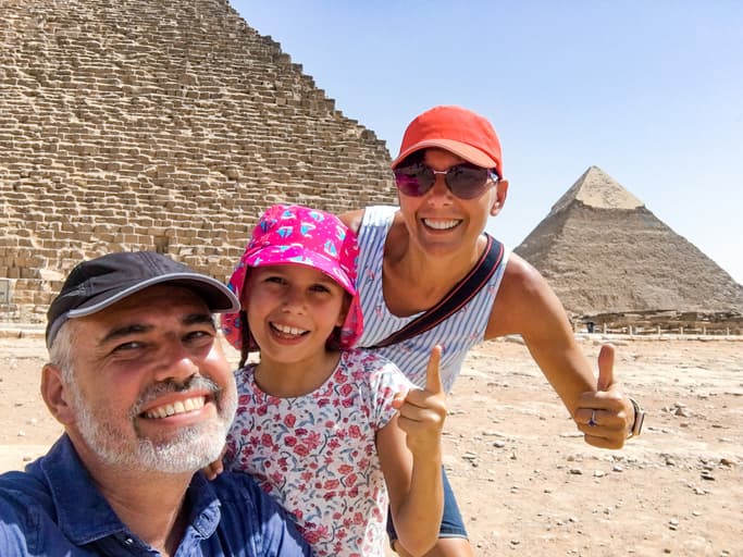 Las Pirámides de Egipto Familia visitando las pirámides de Egipto