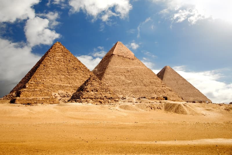 Sonnenuntergang über den Pyramiden mit warmen Farben Pyramiden von Gizeh bei Sonnenuntergang