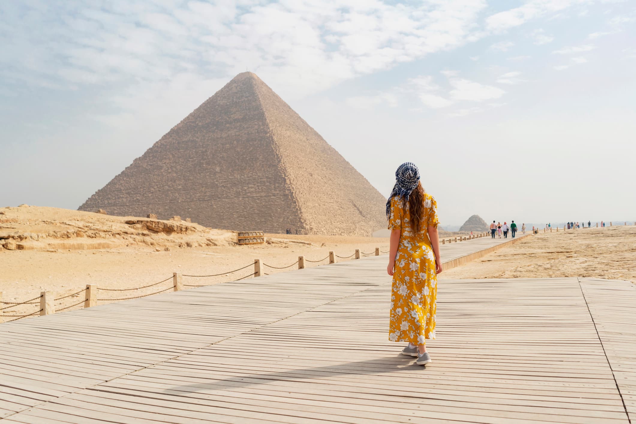 Reisende genießt den Blick auf die Pyramiden Frau blickt auf die Pyramiden von Gizeh in Kairo