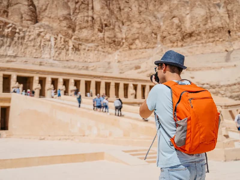 Un turista toma una fotografía del Templo de Hatshepsut. Un turista toma una fotografía del Templo de Hatshepsut.