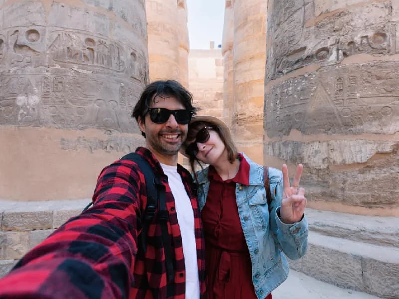 Templo de Karnak Dos amantes disfrutando su luna de miel en el Templo de Karnak.