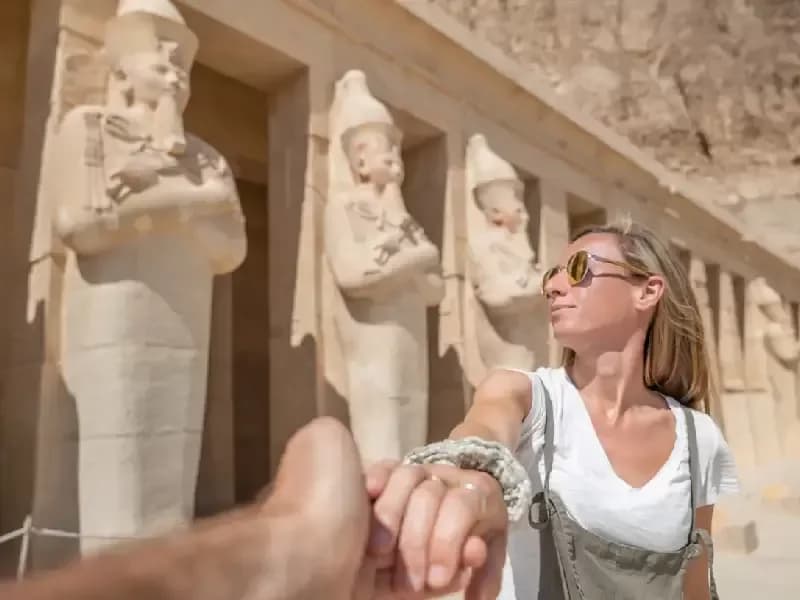 una turista davanti il tempio di hatshepsut luxor , Crociera nilo e cairo una turista davanti il tempio di hatshepsut luxor , Crociera nilo e cairo