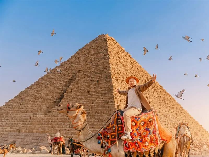 una turista davanti le piramidi , cairo crociera E Marsa alam una turista davanti le piramidi , cairo crociera E Marsa alam
