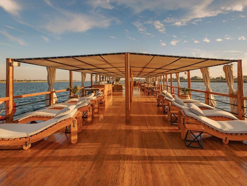 La superficie del Ashranda Nuun y Nuut Dahabiya La superficie del Ashranda Nuun y Nuut Dahabiya