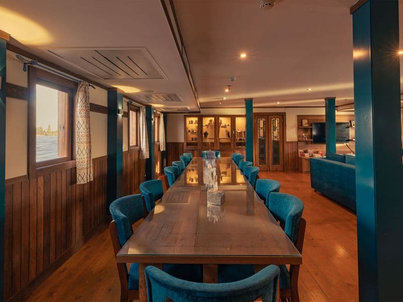 Una mesa de comida en Ashranda Nuun y Nuut Dahabiya. Una mesa de comida en Ashranda Nuun y Nuut Dahabiya